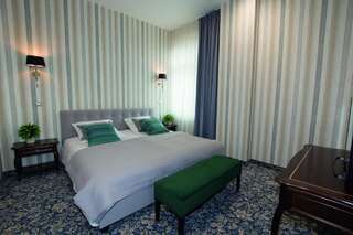 Отель Hotel Park Kajetany Надажин Улучшенный люкс с кроватью размера «king-size»-3