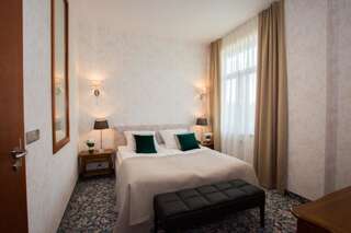 Отель Hotel Park Kajetany Надажин Улучшенный люкс с кроватью размера «king-size»-4