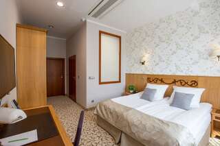 Отель Hotel Park Kajetany Надажин Улучшенный номер с кроватью размера «king-size»-1