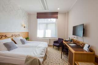 Отель Hotel Park Kajetany Надажин Улучшенный номер с кроватью размера «king-size»-2
